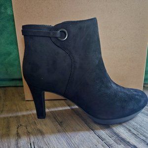 Clarks Adriel Mae Black Suede Ankle Boots - Size 8 1/2